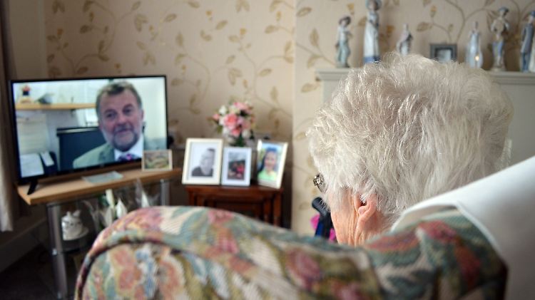 In Großbritannien will die BBC über 75-Jährige wieder an den Rundfunkgebühren beteiligen.