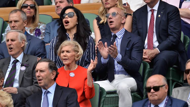 Moderatorin Lauren Sanchez und Amazon-Boss Jeff Bezos begeistert beim Wimbledon-Finale der Herren. 
