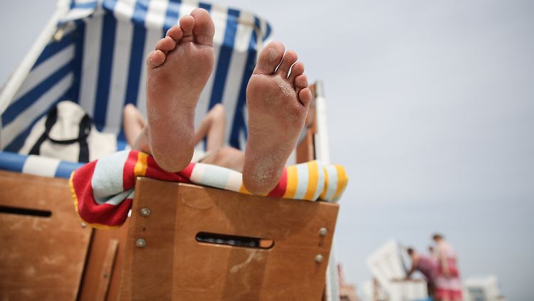 Eine Kündigung müssen Beschäftigte nicht fürchten, wenn sie im Urlaub nicht erreichbar sind.