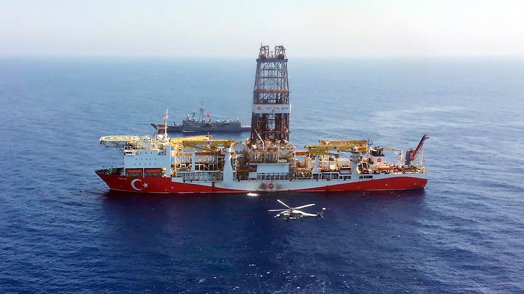 Die Aufnahme zeigt das Bohrschiff "Fatih" im Mittelmeer.