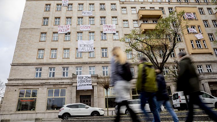 Im Dezember regte sich Protest gegen den Verkauf von Mietwohnungen in der Karl-Marx-Allee an die Deutsche Wohnen.