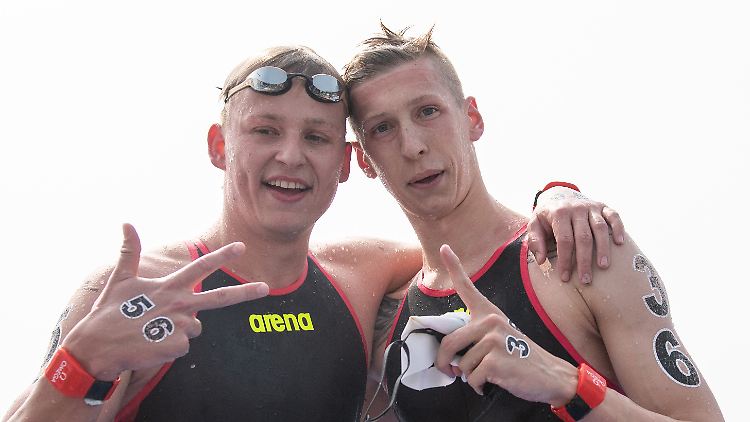 Doppelte Medaillenfreude: Rob Muffels (l.) sichert sich WM-Bronze, Florian Wellbrock WM-Gold.
