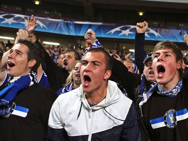 Da freuen sich nicht nur die Fans aus Gelsenkirchen: Der Fußball-Bundesliga steht ein vierter Startplatz in der Champions League in Aussicht.