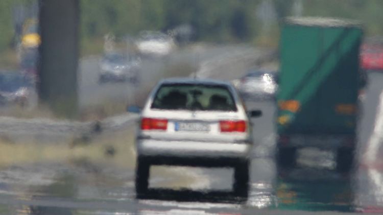 Wenn es mal wieder richtig heiß ist, sehnen sich viele Autofahrer nach einer Klimaanlage.