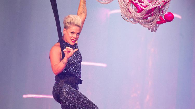 Pink gibt auf der Bühne und in den sozialen Medien alles.