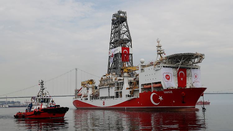 Das türkische Bohrschiff "Yavuz". Die Türkei lässt sich trotz beschlossener EU-Strafmaßnahmen nicht davon abbringen, Erkundungsbohrungen im Mittelmeer vorzunehmen.
