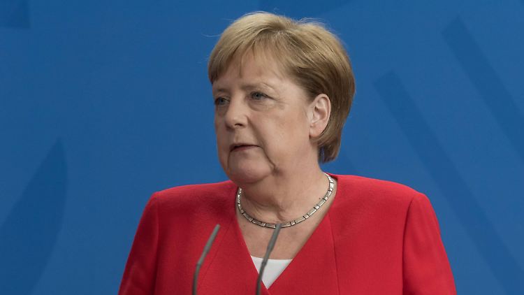 Merkel betonte, es werde "nicht lange dauern", bis die Nachfolge für Verteidigungsministerin von der Leyen geklärt sei.