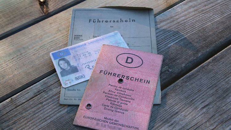 Wer aus dem Ort weggezogen ist, in welchem die aktuelle Fahrerlaubnis ausgestellt wurde, braucht eine sogenannte Karteikartenabschrift der damals zuständigen Behörde.