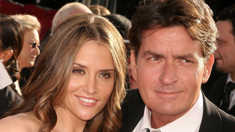 Mueller und Sheen waren von 2008 bis 2010 verheiratet.