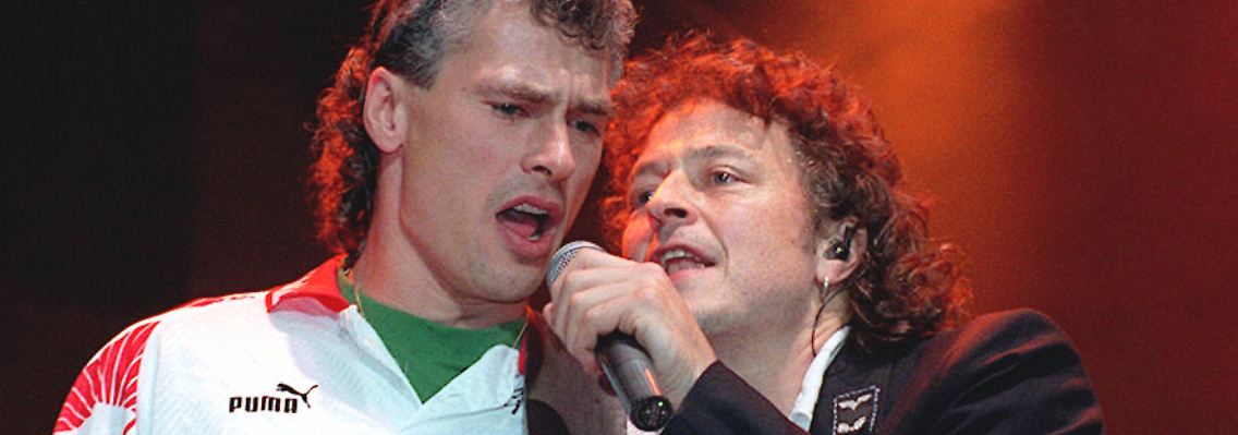 Hat sich in Köln immer wohl gefühlt: Toni Polster, hier mit Wolfgang Niedecken, Sänger der Gruppe Bap.