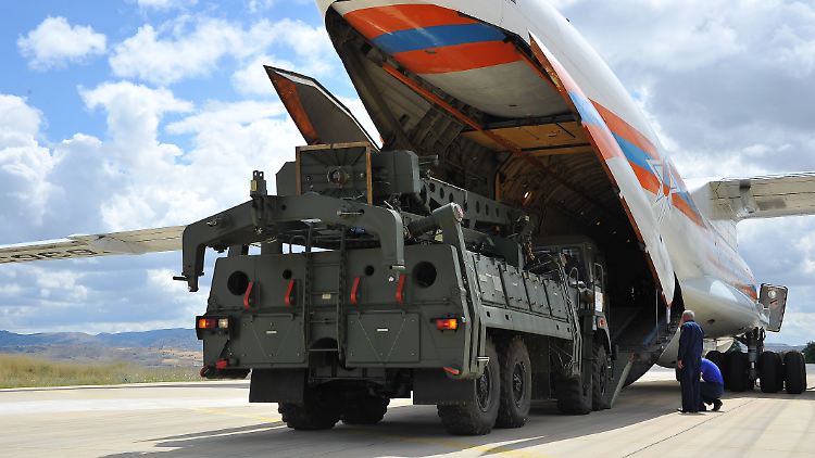 Teile des Raketenabwehrsystems S-400 aus Russland wurden auf dem türkischen Luftwaffenstützpunkt Mürted entladen.