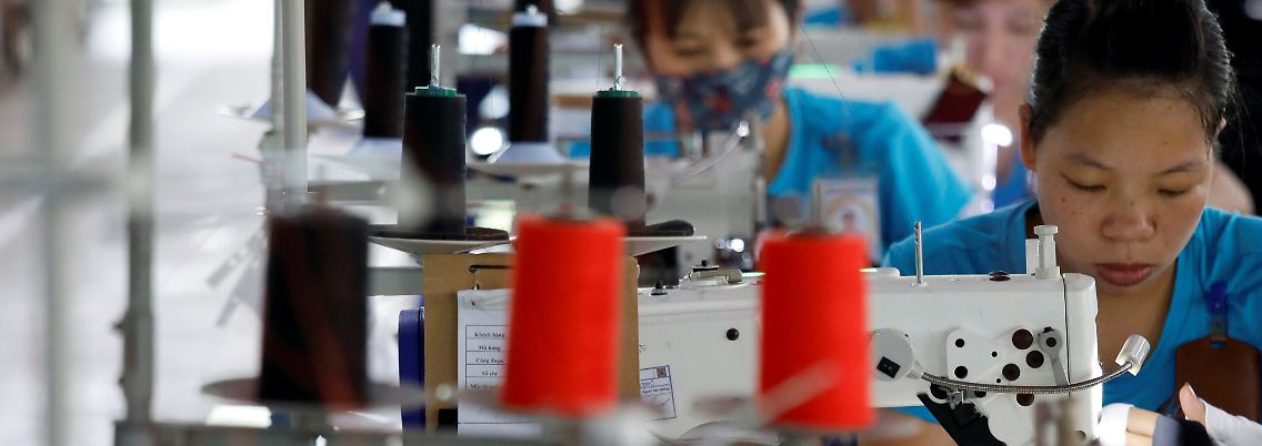 Frauen arbeiten in einer Textilfabrik südöstlich von Hanoi.