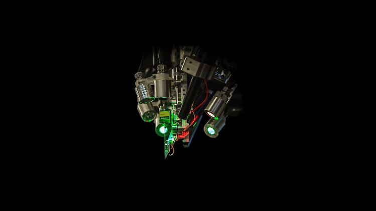 Angeblich so einfach wie Augenlasern: Mit diesem Roboter will Neuralink die Elektroden implantieren.
