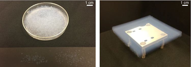 Aerogelpartikel und eine Aerogelkachel (Aufnahme aus der Veröffentlichung in "Nature Astronomy").