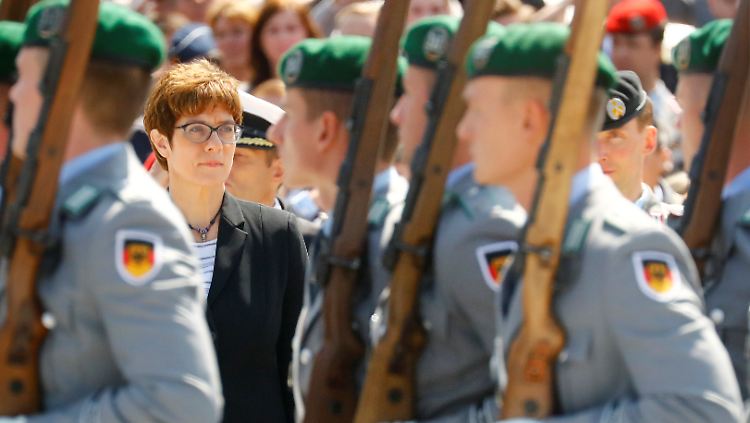 Kramp-Karrenbauer wurde mit militärischen Ehren in ihr neues Amt eingeführt.