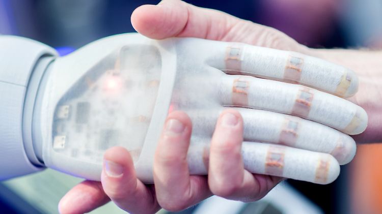 Durch die technologische Entwicklung ist die Nachfrage nach hochqualifizierten Arbeitskräften gestiegen, der Bedarf an Geringqualifizierten hat dagegen abgenommen.