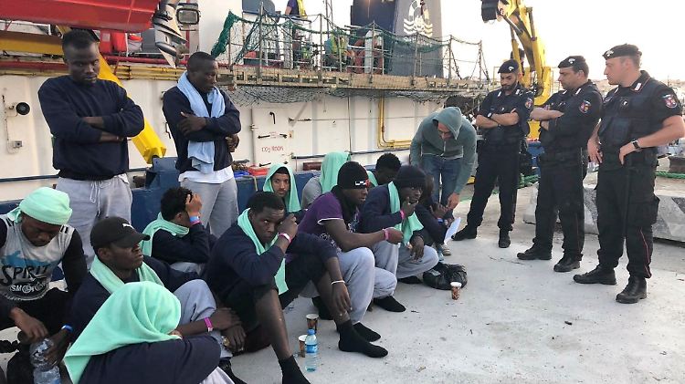 Welches Land soll Flüchtlinge, die aus dem Mittelmeer gerettet werden, aufnehmen?