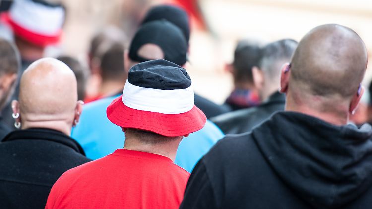 Teilnehmer eines Marschs der rechtsextremen Partei "Die Rechte", der im Mai in Dortmund stattfand.