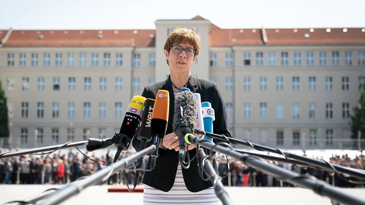 Annegret Kramp-Karrenbauer bei ihrem ersten Auftritt im Bendlerblock.