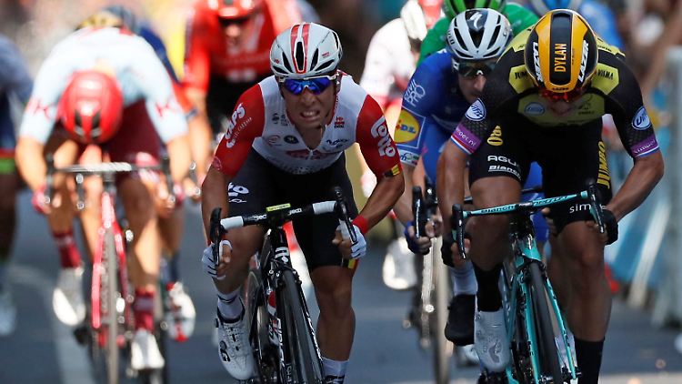 Caleb Ewan (weißes Trikot) setzte sich im Zielsprint knapp vor Dylan Groenewegen durch und holte seinen ersten Etappensieg bei der Tour de France.