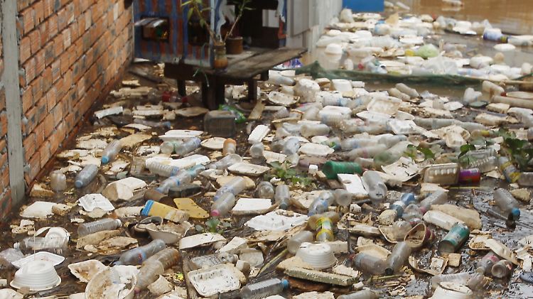 In Online-Netzwerken hatten sich kambodschanische Nutzer über die Massen an Plastik empört.