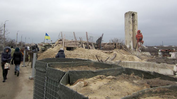 Auch die Reparatur und Nutzung der Brücke beim Übergangspunkt in der Ortschaft Stanyzja Luhanska sei vereinbart worden, teilten beide Seiten mit.
