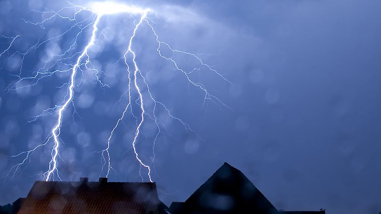 Blitze, die in Gebäude einschlagen, können immense Schäden anrichten.
