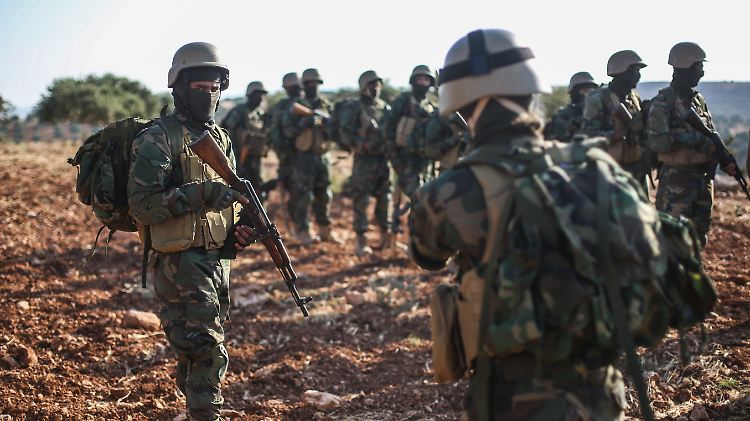 Die Rebellengruppe Dschaisch al- Issa bei einer militärischen Übung in Idlib.