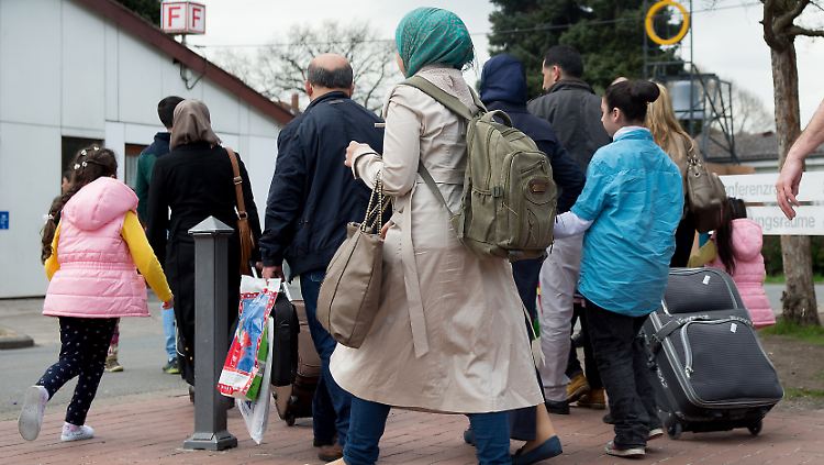 Etwa 100.000 Menschen mehr sind im vergangenen Jahr nach Deutschland gekommen. 