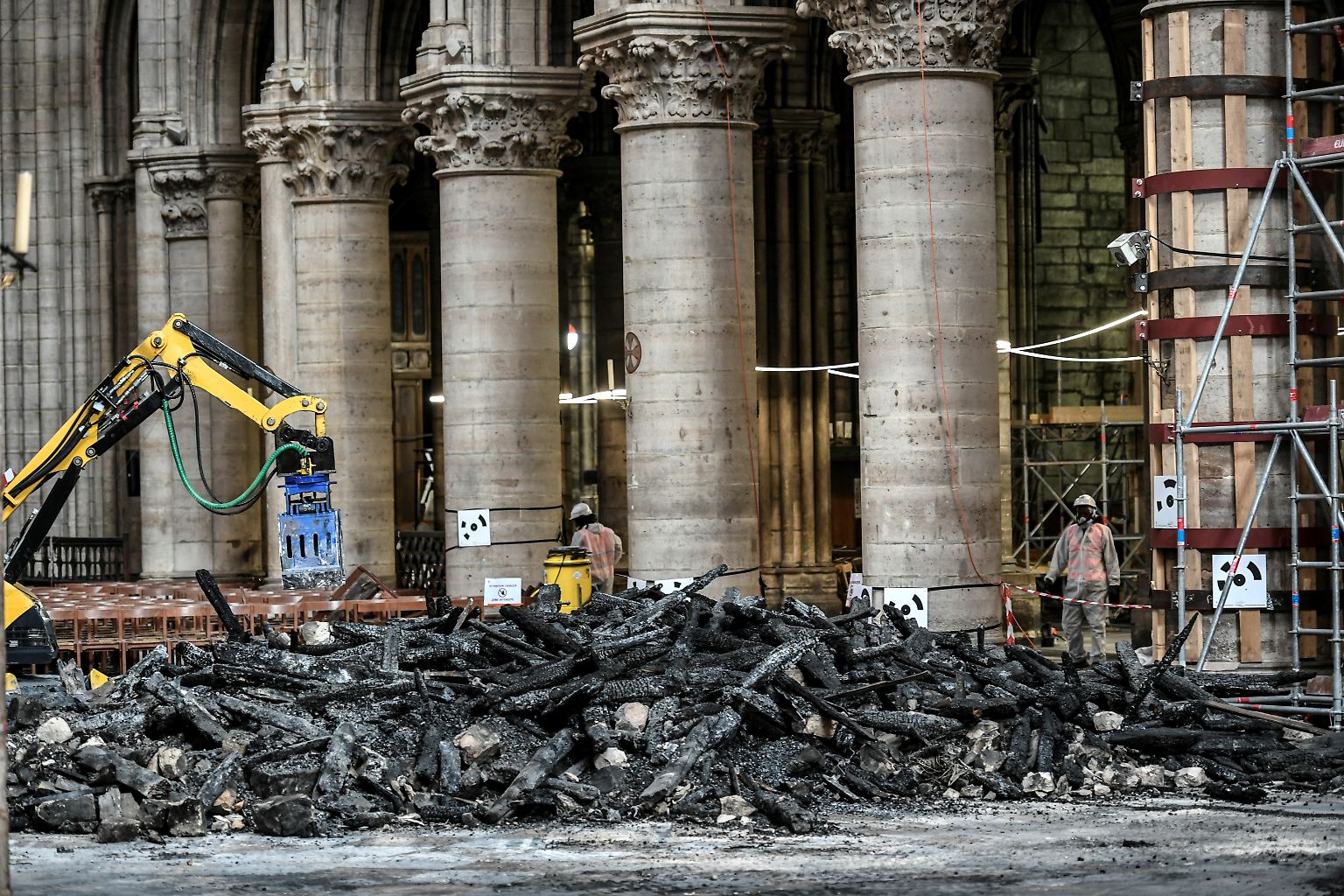 Drei Monate nach dem verheerenden Feuer in der Pariser Kathedrale Notre-Dame sind die Arbeiter noch immer damit beschäftigt, die Überreste der Brandkatastrophe einzusammeln.
