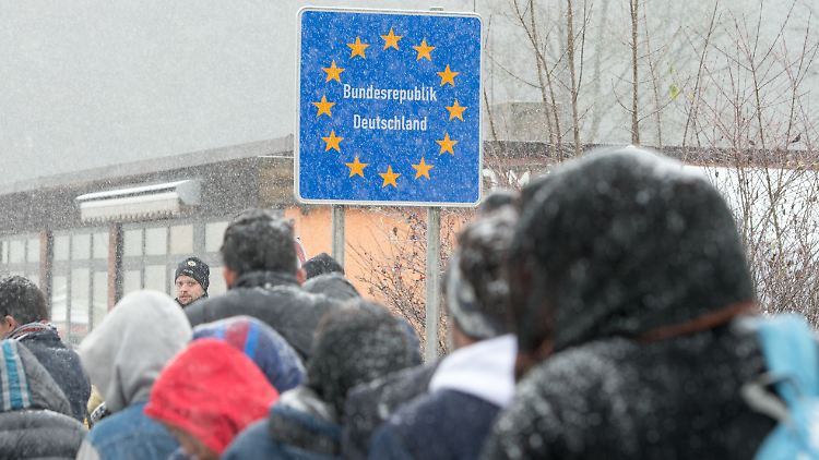 Flüchtlinge an der deutsch-österreichischen Grenze: Sie sollen möglichst rasch abgeschoben werden.