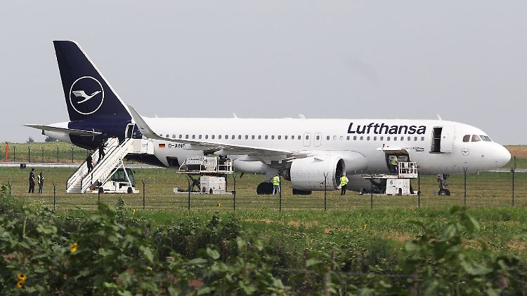 130 Passagiere und fünf Besatzungsmitglieder mussten die Maschine verlassen.