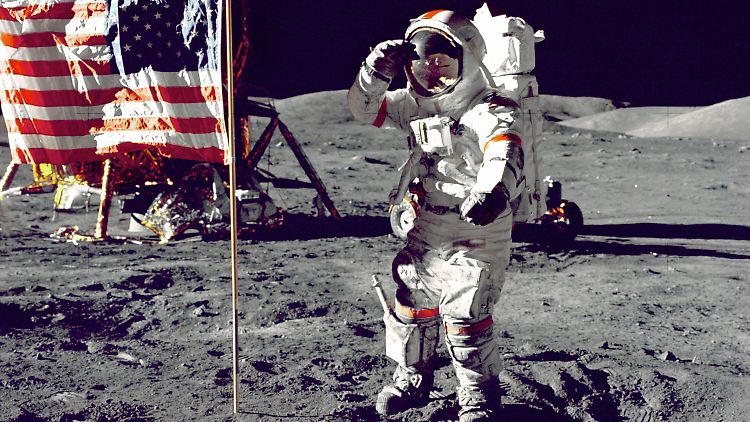 Der letzte der insgesamt nur zwölf "Moonwalker": Eugene A. Cernan, Kommandeur von Apollo 17, salutiert springend am 13. Dezember 1972 auf der Mondoberfläche.