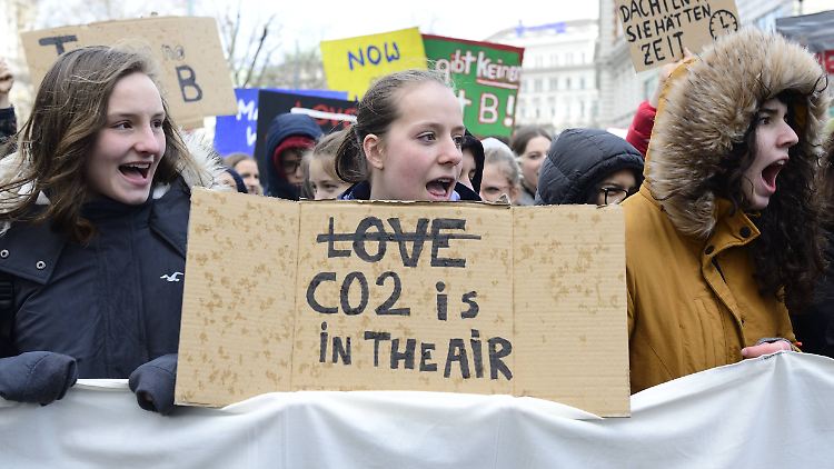 CO2 statt Liebe in der Luft: Schülerstreiks sorgen weiter für Debatten. Mannheim nimmt Bußgeldbescheide jetzt zurück.