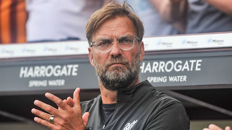 Jürgen Klopp sagt: "Wir müssen mal sehen, ob wir vielleicht auf der einen oder anderen Position was machen. Aber es gibt keinen Druck, weil wir niemanden verpflichten müssen."