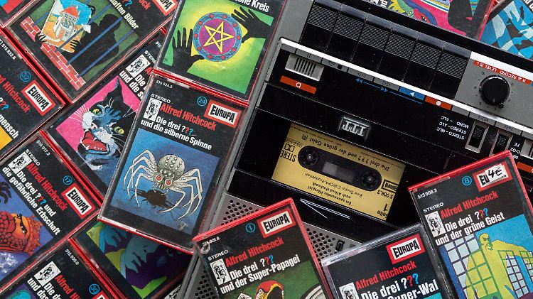 Die beliebte deutsche Hörspielserie "Die drei Fragezeichen" kommt aus Nostalgiegründen selbst im Jahr 2019 nebenher auch auf Kassette heraus.