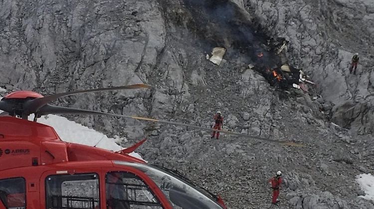 Eine Augenzeugin berichtete, dass das Flugzeug beim Aufprall in Flammen aufging.