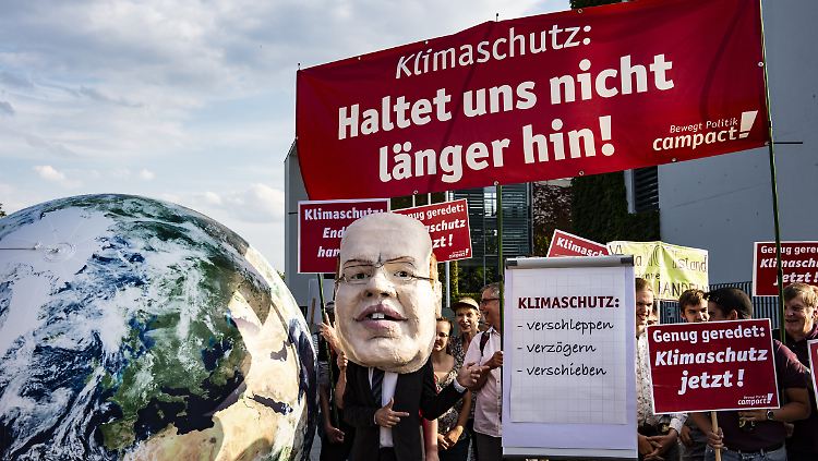 Vor dem Kanzleramt mahnen Aktivisten den Kabinettsausschuss zum schnellen Handeln.