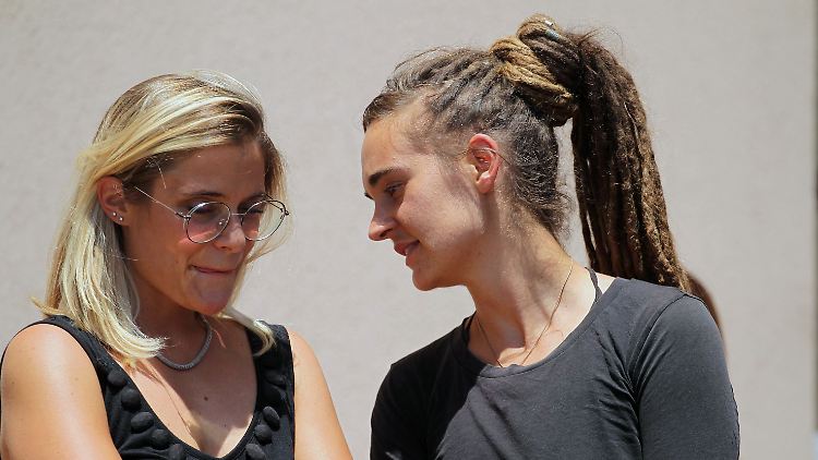 Sea-Watch Kapitänin Carola Rackete mit der Sprecherin der Organisation, Giorgia Linardi.