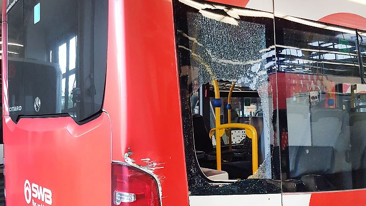 In Bonn stürzte ein Mädchen aus einem fahrenden Bus.