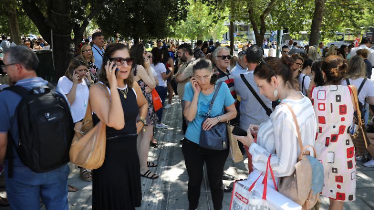 Nach dem Erdbeben versuchten viele Menschen in Athen, Verwandte zu kontaktieren.