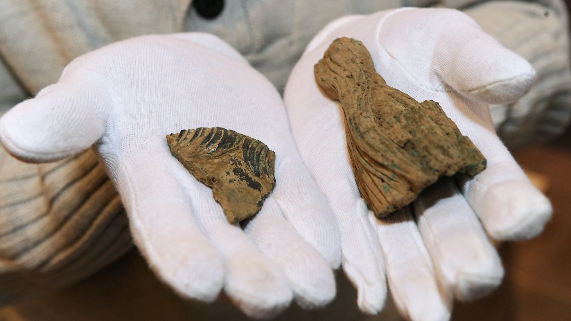 Das Mähnenstück (r) und die Stirnlocke Trajans gehören zu rund 50 Stücken, die im August auf Frankfurter Stadtgebiet gefunden wurden und nach Einschätzung von Fachleuten ein sensationeller archäologischer Nachweis für die Reiterstatue des Kaisers sind.