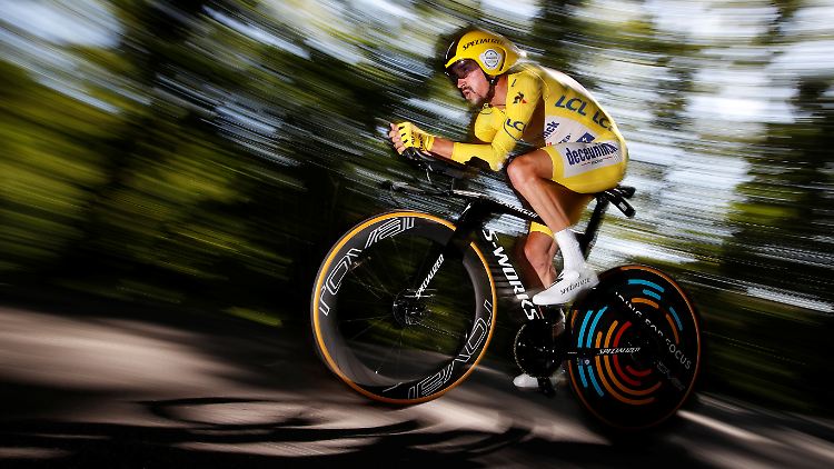 Unfassbares Zeitfahren: Julian Alaphilippe gewinnt die Etappe und verteidigt das Gelbe Trikot.