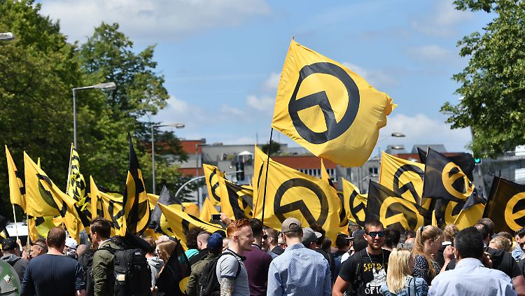 Die Identitären verbreiten die Verschwörungstheorie, die europäischen Völker sollten gegen Muslime "ausgetauscht" werden.