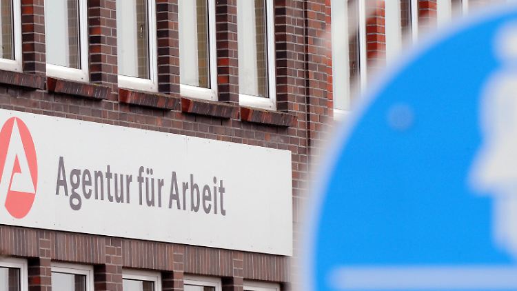 Menschen in öffentlich geförderter Beschäftigung drohe ein "Lock-In-Effekt", warnt Scheele, sie kämen nicht wieder heraus. 
