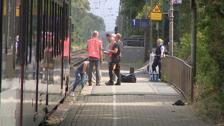 Polizisten sichern Spuren am Tatort.