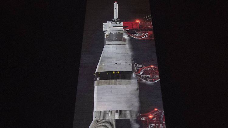 Eine Projektion der Mondrakete von Apollo 11 auf das Washington Monument.