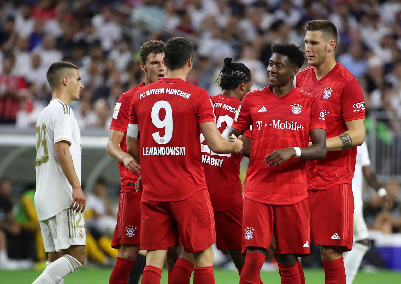 So beliebt der Fußball weltweit ist, …