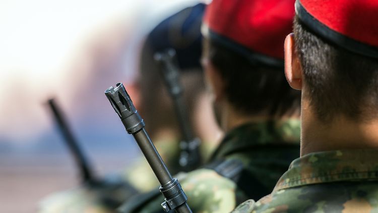 Bei zwei Bewerbern werde derzeit eine Mitgliedschaft in der rechtsextremen Identitären Bewegung geprüft.