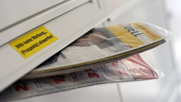 Das Werbemagazin der Post ist in Plastik verpackt. 